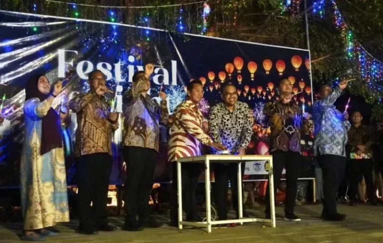Ribuan Warga Padati Festival of Light Batang Sambut Tahun Baru 2026