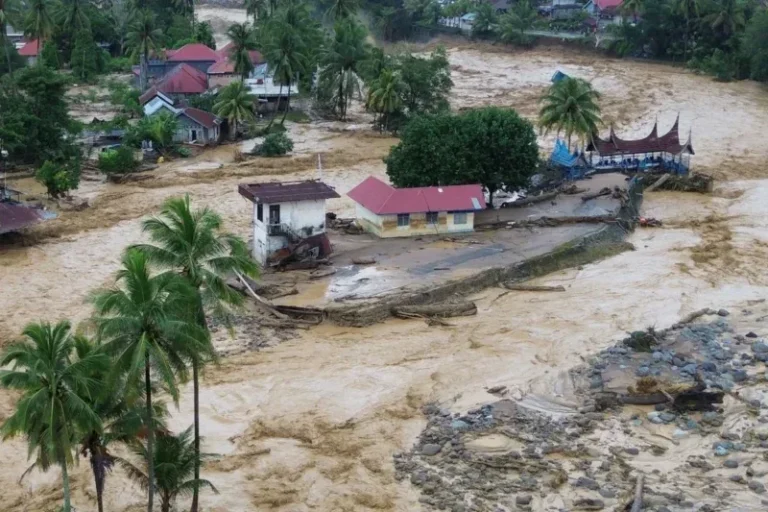 Banjir Besar Landa Sumatera, Warga Jateng Diminta Waspada Dampak Ikutan