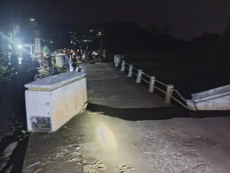 Baru Selesai Dibangun, Jembatan di Kendal Mendadak Amblas! Warga Panik!
