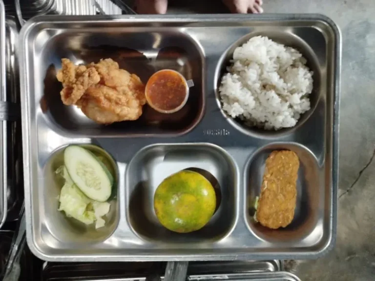 Makan Bergizi Gratis di SPPG Al Musyaffa’ Kendal Tuai Apresiasi, Santri Makin Semangat Belajar