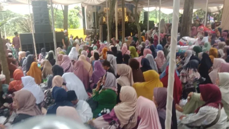 Cinta Umat Tak Pernah Putus, Ribuan Jamaah Hadiri Haul ke-27 KH. Moh Nasuha