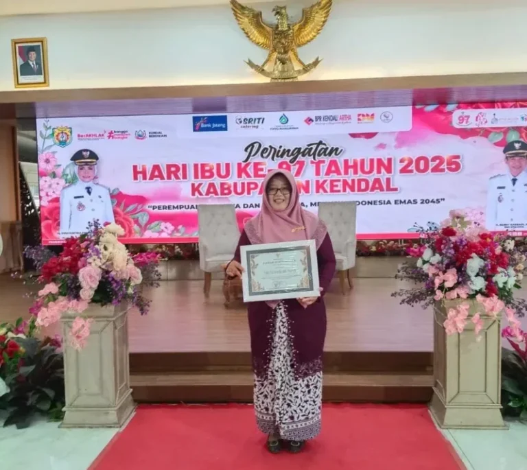 Sosok Perempuan Inspiratif Kendal! Ketua Fatayat Terima Penghargaan Langsung dari Bupati