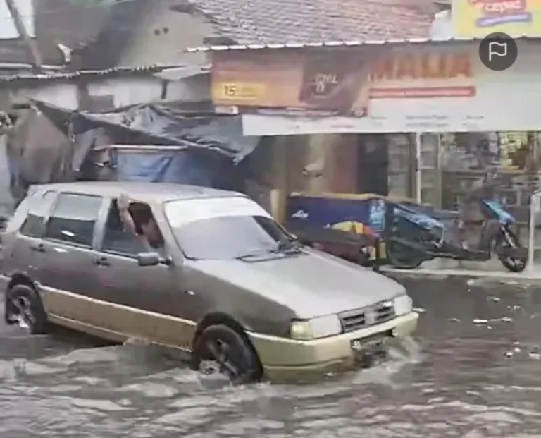 Perempatan Texas Jalan Randu Surabaya Utara Terendam Banjir, Sejumlah Kendaraan Mogok