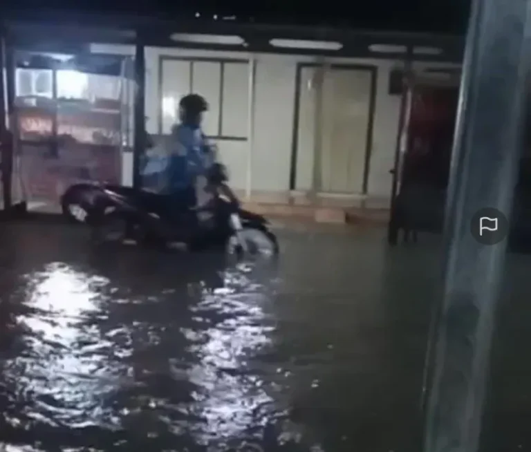 Hujan 4 Jam Tak Berhenti, Pasar Batang Brebes Lumpuh! Kendaraan Mogok Di dorong Warga