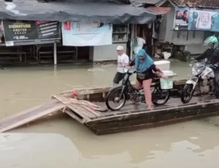 Ngeri! Jalan Utama Way Bungur Lampung Timur Berubah Jadi Sungai, Warga Terpaksa Pakai Perahu