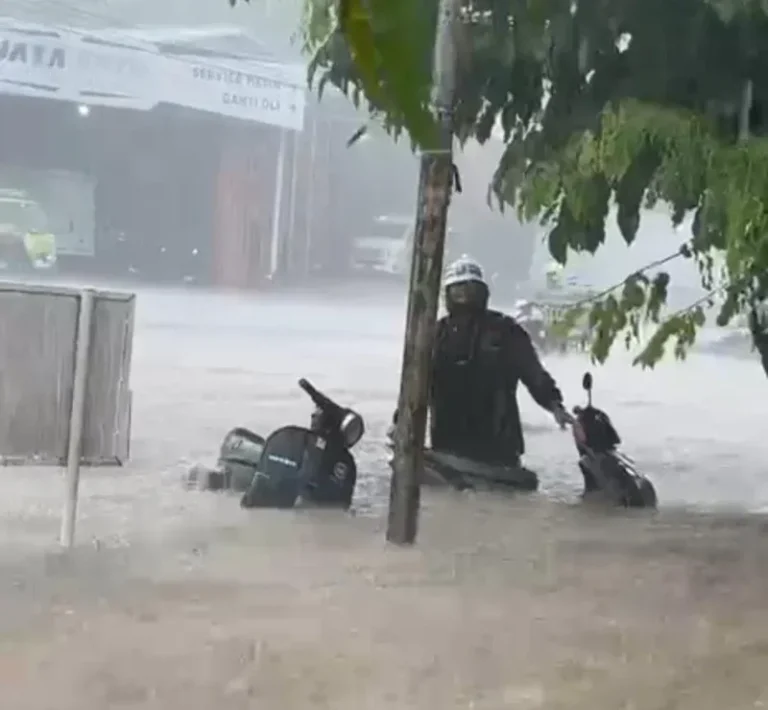 Depan Sango Semarang Terendam Banjir, Sepeda Motor Nyaris Tenggelam