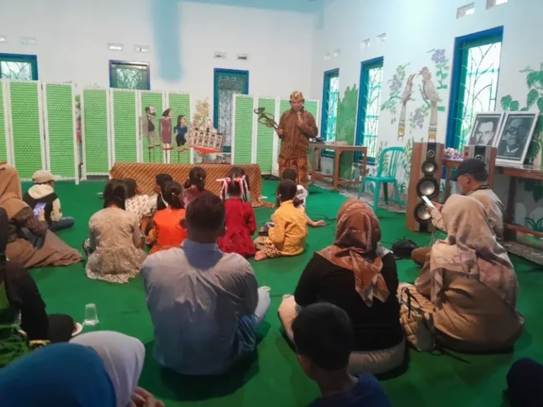 Peringati Hari Wayang, KLM Boja Sajikan Wayang Kulit Modern “Metamorfosis Kafka”