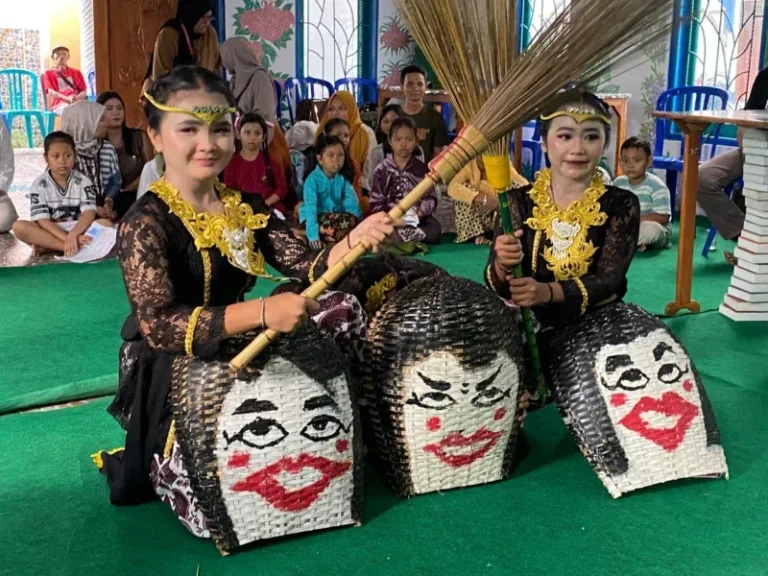 Tari Laskarahan Sanggar Ngesti Laras Budaya Meriahkan Hajatan Sastra Akhir Tahun di Boja