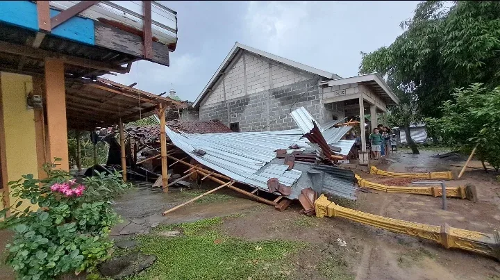 Angin Kencang Mengamuk di Kangkung! Teras Rumah Warga Beterbangan, Mushola dan SD Ikut Terdampak