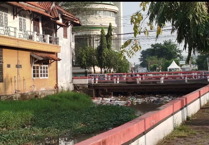 Miris! Baru Sebulan Dibersihkan Bupati, Kali Barat Alun-Alun Kembali Jadi Lautan Sampah