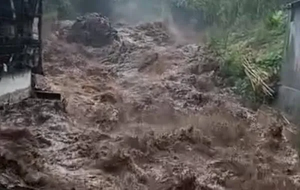 Banjir Bandang Guci Bukan Sekadar Hujan: Lereng Slamet Mulai Membalas
