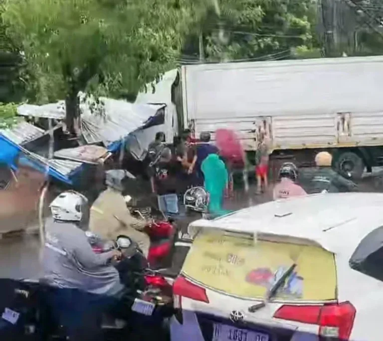 Truk Nyungsep di Taman Lele, Jalan Arah Barat Lumpuh Total