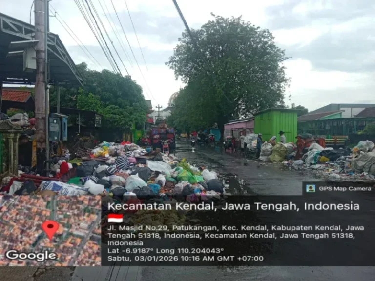 Sampah Menggunung di Jantung Kota Kendal, Separuh Jalan Tak Bisa Dilalui