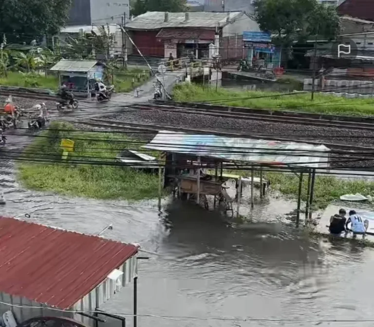 Banjir Kembali Rendam Tlogosari Semarang Timur, Drainase Buruk Jadi Sorotan Warga