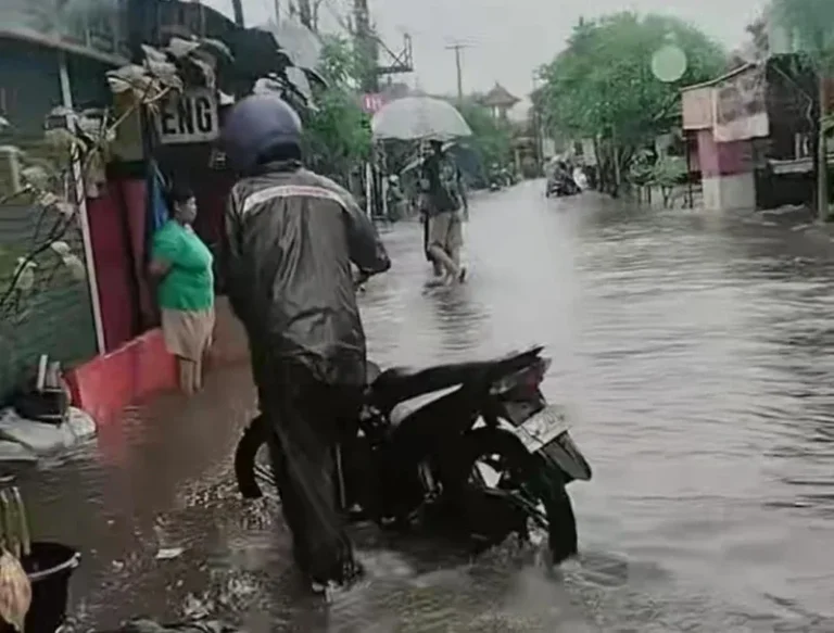 Banjir Rendam Jl Tukad Irawadi Denpasar, Puluhan Motor Mogok