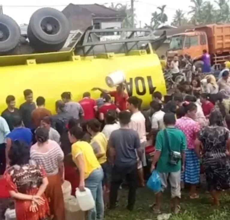 Truk Minyak Goreng Terguling di Lubuk Pakam, Warga Ambil Tumpahan