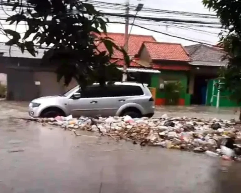 Sungai Kali Aji Induk Kanan Meluap, Perumahan di Sebelah Utara Tergenang