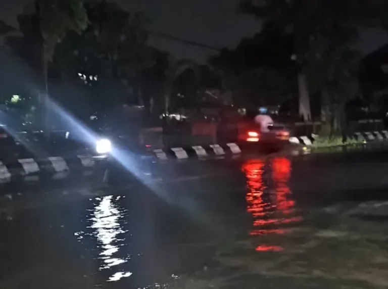 Saluran Tak Efektif, Hujan Sejam Genangi Jalan Kyai Singkil Demak