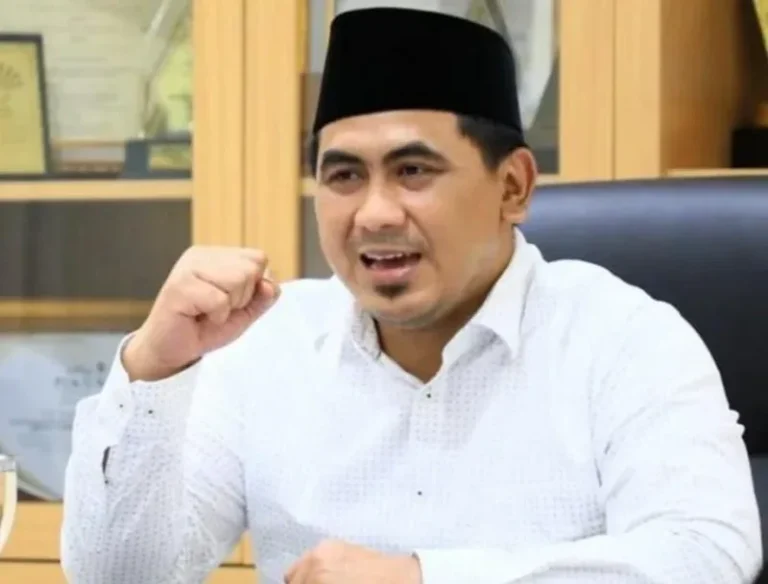 Gus Yasin menulis menandatangani memo untuk ketua DPP PPP Mardiono