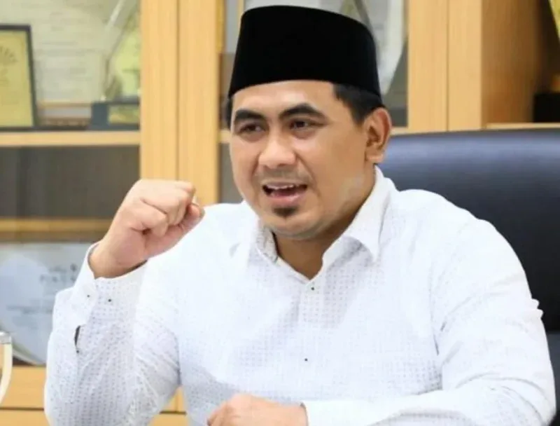 Gus Yasin menulis menandatangani memo untuk ketua DPP PPP Mardiono