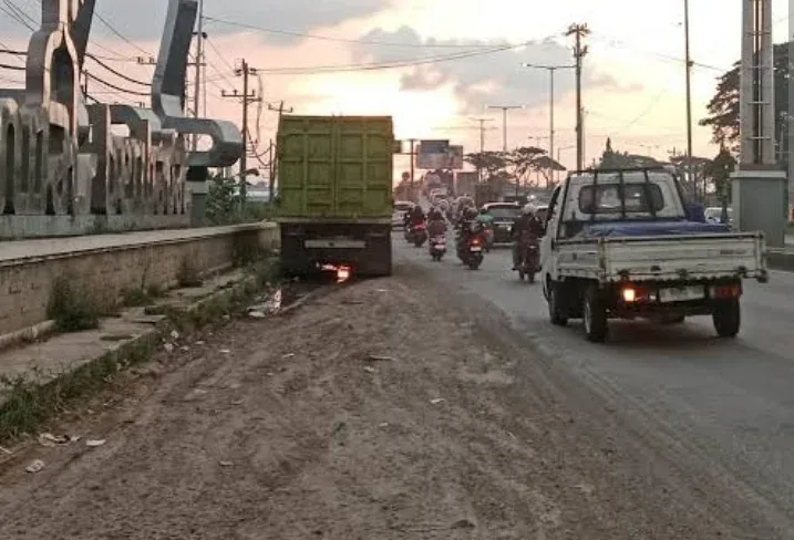 Jalan atau Arena Uji Nyali? Warga Kendal Bertaruh Nyawa Setiap Hari