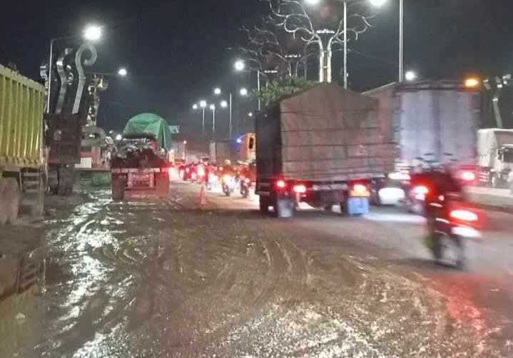 Jalan Perbatasan Kendal–Semarang Jadi Kubangan Lumpur, Pemerintah ke Mana?