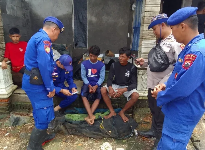 Dihantam Ombak Besar, Kapal Nelayan Terbalik di Muara Bandengan Kendal