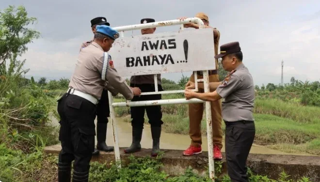 Bahaya! Tanggul Kali Bodri Patebon Rawan Jebol, Polisi Turun Tangan