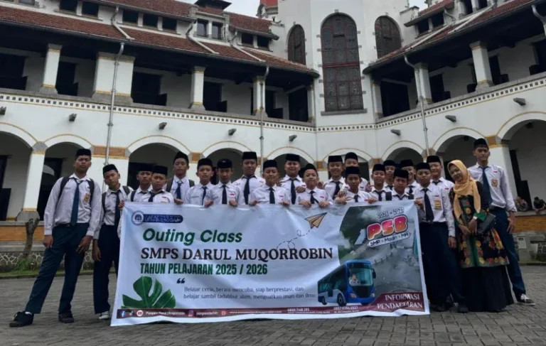Outing Class Kelas VII SMP Darul Muqorrobin: Wisata Belajar Lawang Sewu Immersive dan Ziarah