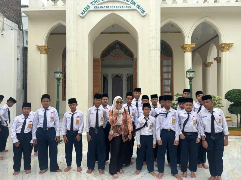Dian sastrowardoyo menikmati soto