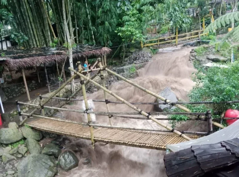 Debit Sungai Kalikesek meningkat setelah hujan singkat di wilayah hulu Kendal