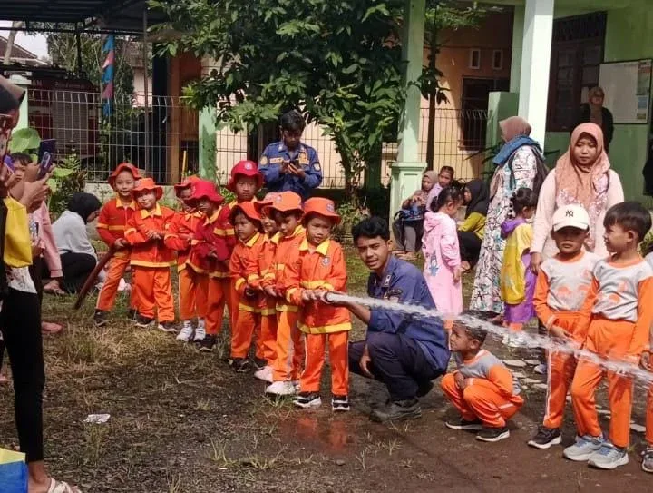 KB Purnama Desa Getas Ajarkan Anak Mengenal Profesi Lewat Outing Class di Kalikesek