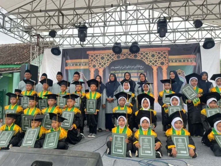 45 Santri TPQ Raudhatul Ulum dan MDA Bahrul Ulum Resmi Diwisuda
