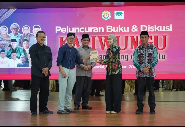 Bupati Kendal Luncurkan Buku Kaliwungu dalam Lintas Ruang dan Waktu di Pendopo Bahurekso