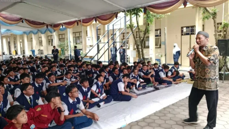 Kak Bimo saat mengisi Tarhib Ramadhan 1447 H di SMP Mutual Kota Magelang bersama ratusan siswa.