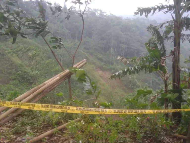 Longsor Mengancam Permukiman, Polisi Pasang Garis Police Line di Wonotirto Plantungan