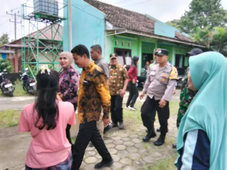 Bupati Kendal Serahkan Bantuan Cadangan Pangan kepada Korban Banjir di Kaliwungu