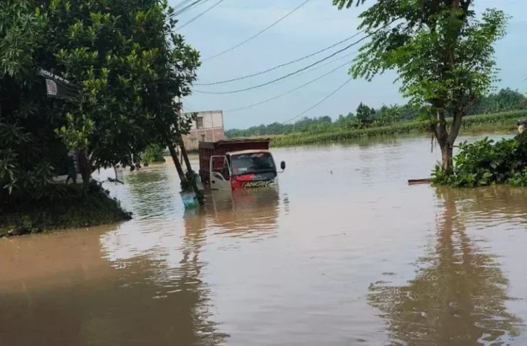 Bupati Gunting Pita dan Potong Tumpeng, Kendal Dilanda Banjir Berulang