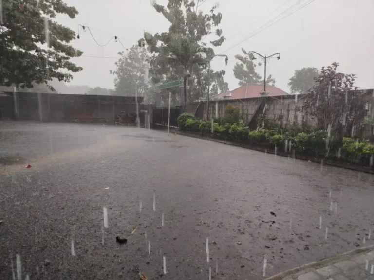 warga Kendal waspadai empat sungai saat banjir melanda wilayah bantaran sungai.