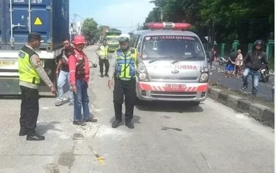 Tragis! Pemotor Tewas Terlindas Truk Trailer di Pantura Kendal