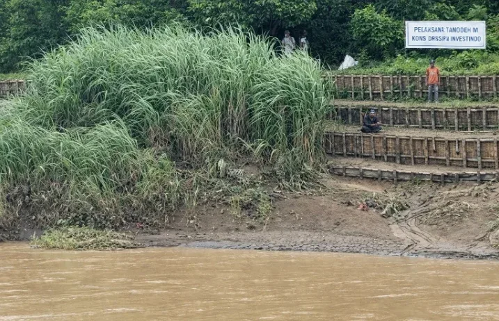 Pemerintah Lamban, Warga Patungan Selamatkan Tanggul Kali Bodri