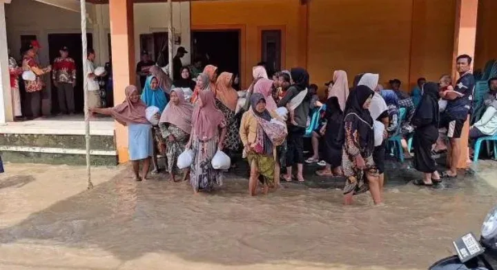 Bupati Bagi Beras, Warga Tagih Aksi Nyata Atasi Banjir di Kendal