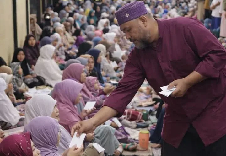 Viral, Ribuan Jamaah Tarawih Terima Rp300 Ribu Perorang