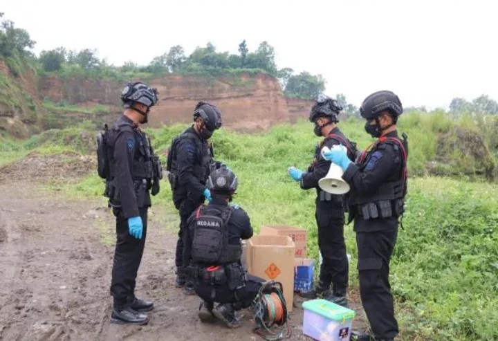 Polres Kendal musnahkan bahan pembuat petasan bersama tim Gegana jelang Ramadan