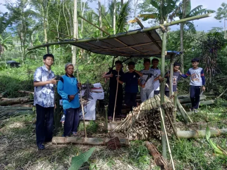 Siswa SMP Mutual Kota Magelang mengikuti kegiatan Program Damaskus dengan tinggal bersama warga dan beraktivitas di desa selama Ramadhan.