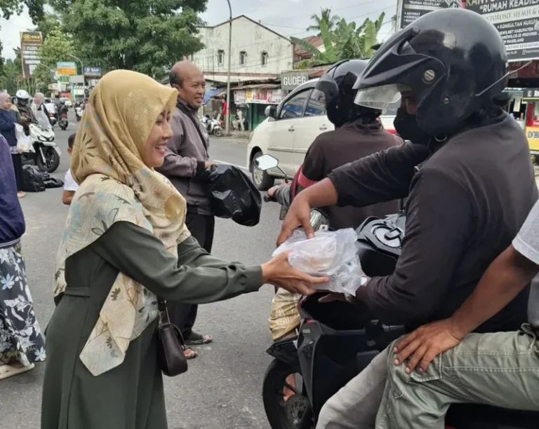 Siswa dan panitia SMP Mutual bersama Ikwam membagikan paket takjil kepada pengguna jalan dalam kegiatan Takjil On The Road (TOR) di wilayah Magelang saat Ramadhan.