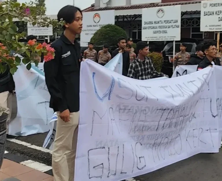 Warga Nolokerto bersama BEM Kendal berunjuk rasa di Pendopo Kendal