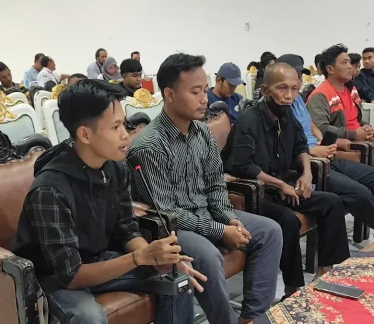 Puluhan mahasiswa dan warga menyampaikan aspirasi dalam aksi unjuk rasa di Pendopo Kabupaten Kendal terkait persoalan sampah dan berbagai isu daerah.