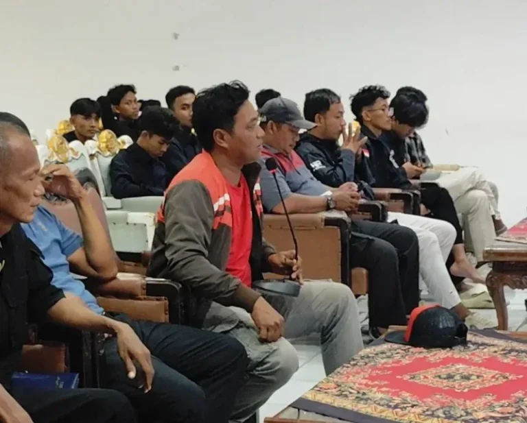 Warga dan mahasiswa menyampaikan aspirasi terkait banjir Kendal dan sedimentasi Sungai Kali Aji dalam aksi unjuk rasa di Pendopo Kabupaten Kendal.