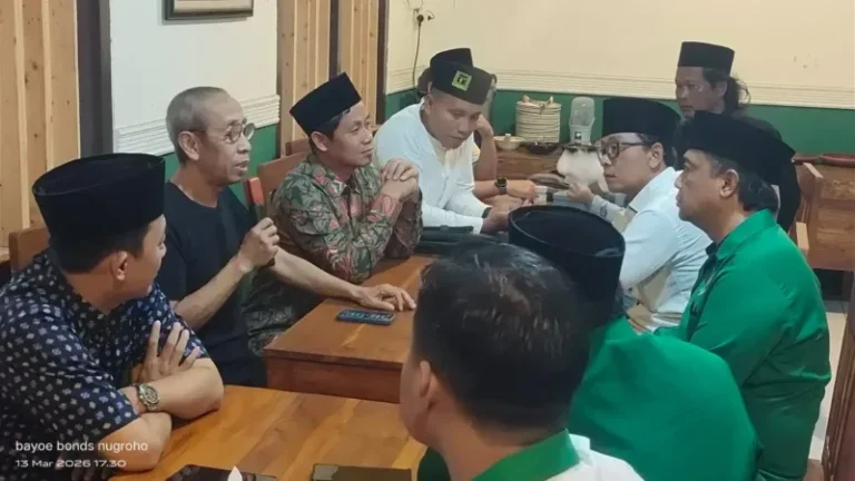 Pengurus dan kader PPP Kendal mengikuti kegiatan buka puasa bersama di RM Gayengan Kendal sebagai ajang silaturahmi dan penguatan soliditas partai.